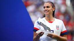 Alex Morgan saat mendapatkan Silver Boot pada kompetisi Women’s World Cup football 2019 di Prancis. Alex Morgan membawa Amerika Serikat menang 2-0 atas Belanda di laga final. (AFP/Franck Fife)