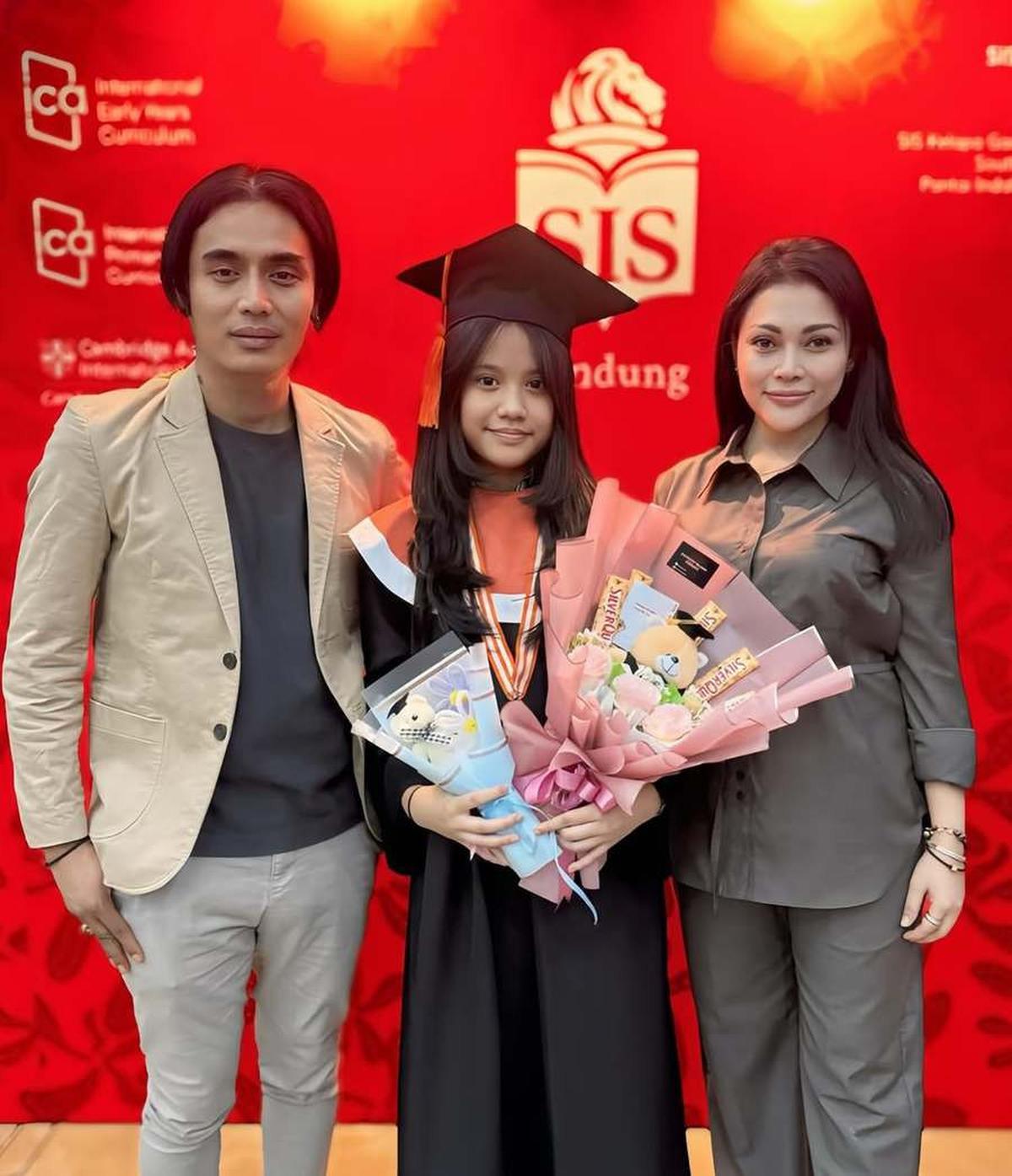 Potret Bahagianya Charly Van Houten dan Istri Dampingi Sang Putri di Momen Kelulusan SD