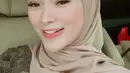 Tidak hanya memuji kecantikan pelantun lagu Bang Jono ini, warganet juga banyak mendoakan agar istri Sirajuddin Mahmud ini bisa istiqomah mengenakan hijab. Foto selfienya saat mengenakan hijab berwarna cokelat susu ini begitu menawan.(Liputan6.com/IG/@zaskia_gotix)