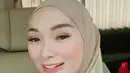 Tidak hanya memuji kecantikan pelantun lagu Bang Jono ini, warganet juga banyak mendoakan agar istri Sirajuddin Mahmud ini bisa istiqomah mengenakan hijab. Foto selfienya saat mengenakan hijab berwarna cokelat susu ini begitu menawan.(Liputan6.com/IG/@zaskia_gotix)