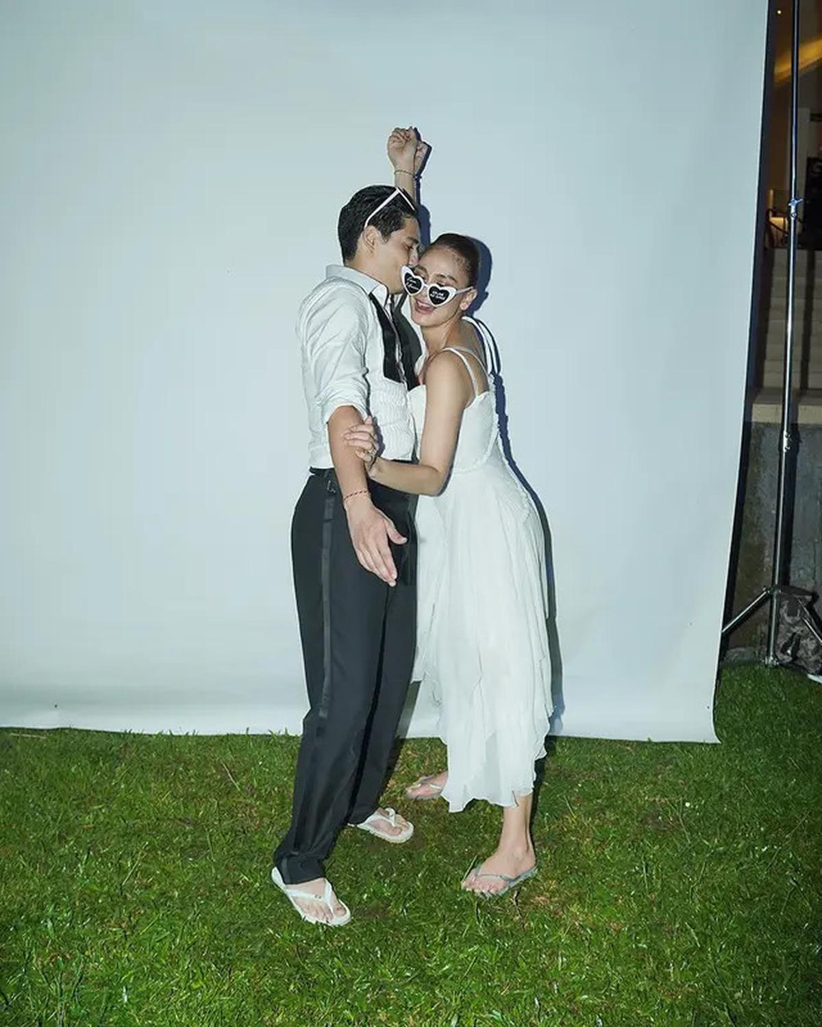 11 Inspirasi Outfit dengan Sandal ala Luna Maya, Cocok Ditiru untuk Liburan