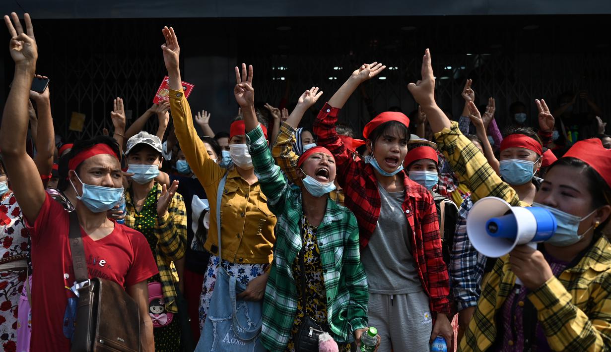 Para pengunjuk rasa mengacungkan salam tiga jari saat demonstrasi menentang kudeta militer di Yangon, Myanmar pada Sabtu (6/2/2021). Penangkapan Suu Kyi dan para pemimpin senior lainnya minggu ini menghentikan pemerintahan demokrasi selama 10 tahun terakhir. (YE AUNG THU / AFP)