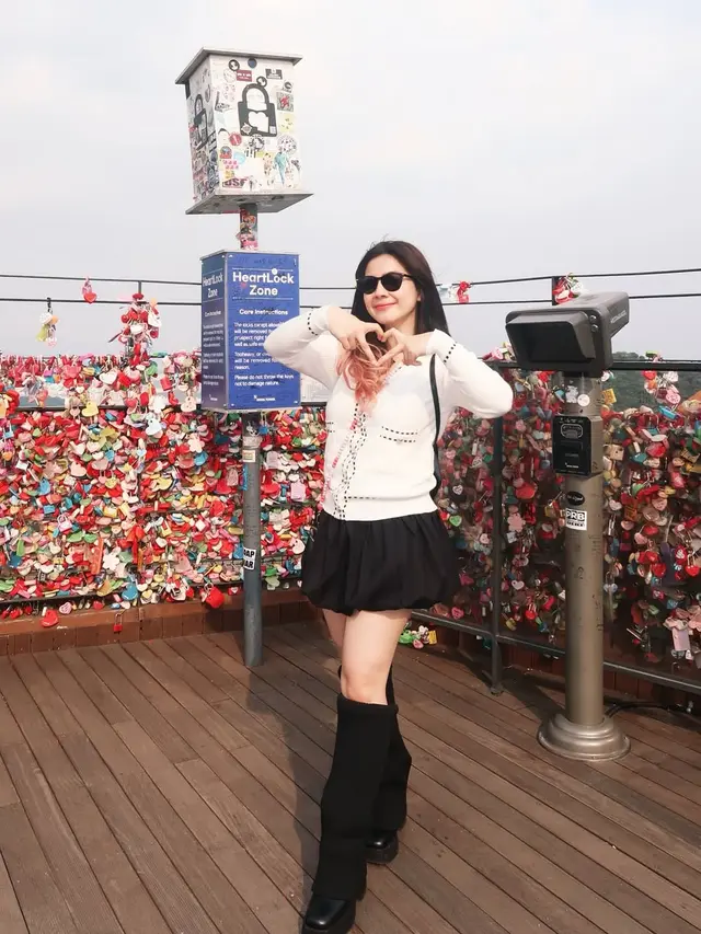 Potret Cantik Felicya Angelista Cari Gembok Cinta di Korea Selatan, Dikira Idol KPop dengan Rambut Dua Warna