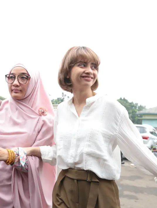 Meski sang suami masing ingin mempertahankan rumah tangganya, Tiwi masih tetap untuk melanjutkan gugatan cerainya. Bahkan, sejak setahun lalu Tiwi ingin mengakhiri rumah tangganya yang telah memberikan seorang anak itu. (Adrian Putra/Bintang.com)