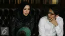 Laudya Cynthia Bella (kiri) memberi keterangan pers saat pembuatan video klip ost film 'Surga yang Tak Dirindukan 2', Jakarta, Jumat (14/10). Bella bersyukur mendapat rekan duet seperti Wafdah (Liputan6.com/Herman Zakharia)