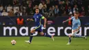 Bek Chelsea, César Azpilicueta berebut bola gelandang Malmo, Soren Rieks pada matchday keempat Grup H Liga Champions di Eleda Stadion, Rabu (3/11/2021) dini hari WIB. Hakim Ziyech membawa Chelsea menang dengan skor tipis 1-0 atas Malmo. (Andreas Hillergren/TT News Agency via AP)