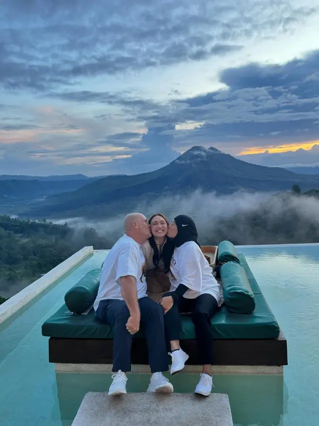 6 Potret Seru Yasmin Napper Mendaki Gunung Batur Bersama Keluarga