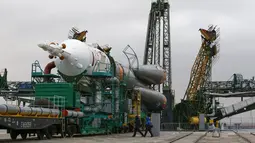 Pesawat ruang angkasa Soyuz saat akan dipersiapkan untuk penerbangan menuju ISS di Baikonur kosmodrom, Kazakhstan, (16/3). Rencananya peluncuran pesawat luar angkasa ini akan dilakukan pada pada 19 Maret. (REUTERS / Shamil Zhumatov)