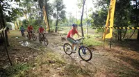 Pesepeda mencoba trek di kawasan Hutan Harapan