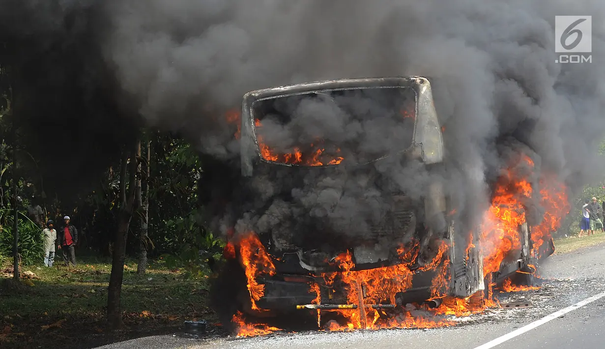 Sebuah bus pariwisata nopol AB 7536 AK terbakar pada ruas tol Jagorawi arah Bogor di KM 36, Bogor, kamis (25/7/2019). Bus kosong yang diawaki dua orang ini terbakar habis dengan api yang bersumber pada bagian AC bus. (merdeka.com/Arie Basuki)