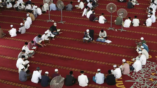 FOTO: Mengisi Bulan Suci Ramadhan dengan Membaca Alquran