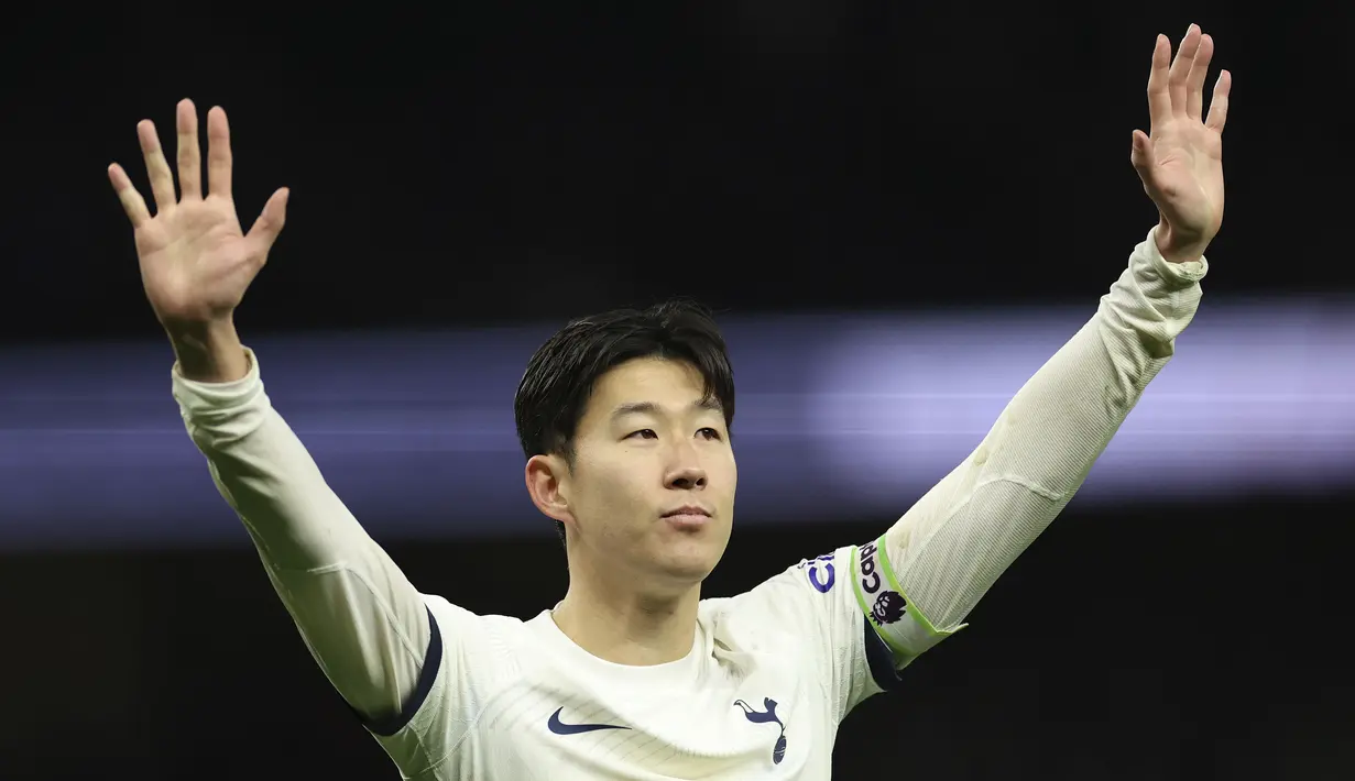 Selebrasi kemenangan striker Tottenham Hotspur, Son Heung-min di hadapan para pendukung setelah mengalahkan Bournemouth 3-1 pada laga pekan ke-20 Liga Inggris 2023/2024 di Tottenham Hotspur Stadium, London, Minggu (31/12/2023). (AP Photo/Ian Walton)