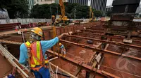 Pengerjaan penggalian untuk menahan dinding struktur tanah untuk kontruksi terowongan di kawasan tersebut sudah mulai dikerjakan, Jakarta, Jumat (20/2/2015). Ditargetkan MRT ini selesai pada 2017 (Liputan6.com/Faizal Fanani)