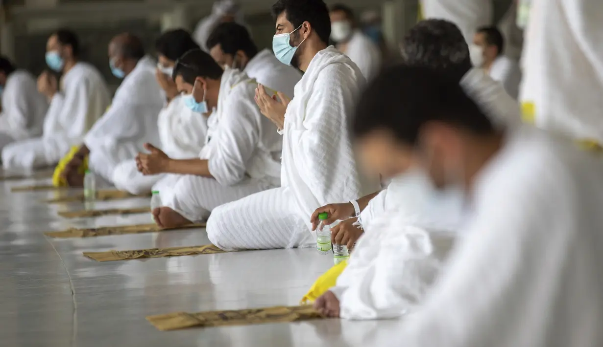 Para jemaah haji berdoa dengan menerapkan jaga jarak  untuk mencegah penyebaran COVID-19 di Masjidil Haram di Makkah, Arab Saudi (29/7/2020). (Saudi Media Ministry via AP)
