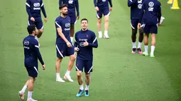 Bek Prancis, Clement Lenglet (tengah) menghadiri sesi latihan menjelang pertandingan persahabatan dengan Bulgaria di Stade de France di Saint-Denis, utara Paris, Senin (7/6/2021). Timnas Prancis akan bersua Bulgaria pada laga uji coba jelang Euro 202, Rabu (9/6) dini hari WIB. (FRANCK FIFE / AFP)