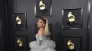 Ariana Grande berpose di karpet merah saat tiba menghadiri Grammy Awards ke-62 di Staples Center di Los Angeles (26/1/2020). Ariana Grande tampil cantik bak cinderella dengan gaun bernuansa abu-abu dari rumah mode Giambattista Valli. (AP Photo/Jordan Strauss)