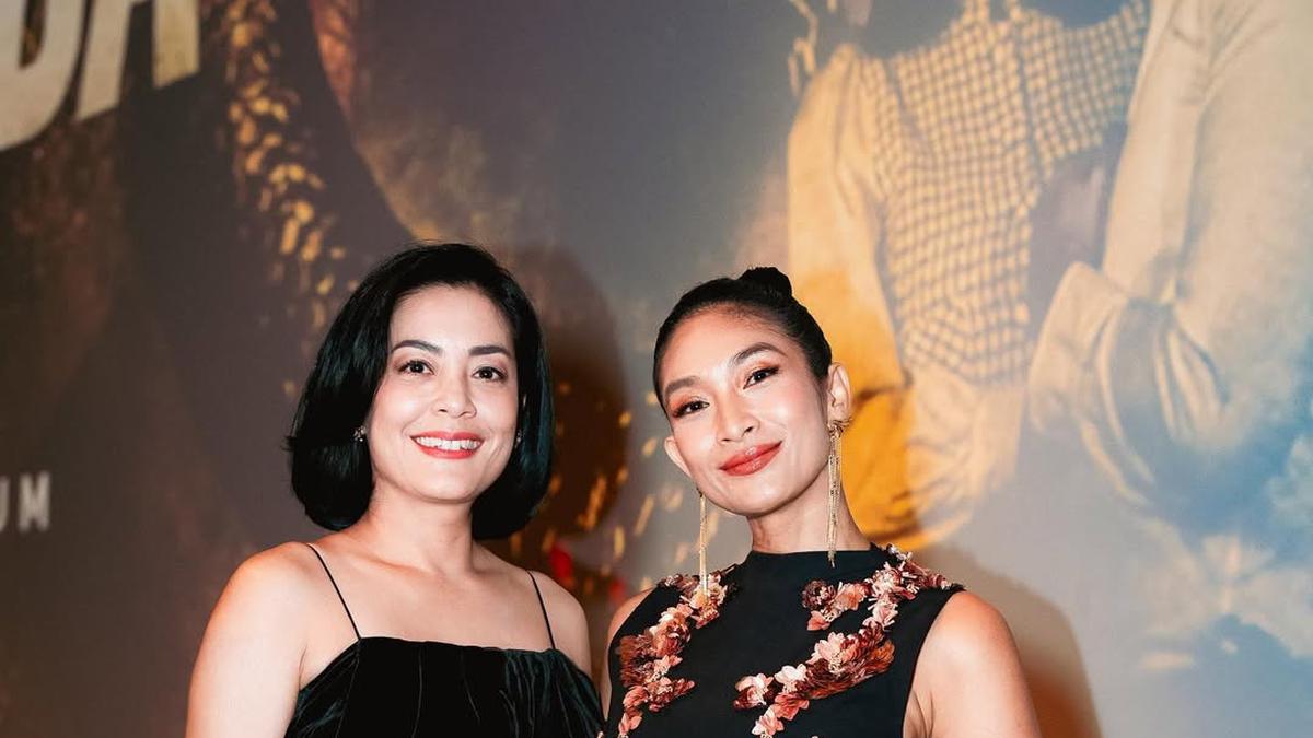 Dress Panjang Happy Salma, Inspirasi Menarik untuk Wanita Usia 45 Tahun