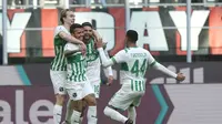 Matheus Henrique dari Sassuolo berselebrasi dengan rekan-rekannya usai&nbsp;mencetak gol ke-5 untuk timnya pada pertandingan Liga Italia melawan AC Milan di Stadion San Siro, Minggu (29/1/2023) malam WIB. Sassuolo menang 5-2 atas AC Milan. (AP Photo/Antonio Calanni)