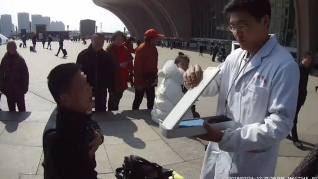 Supaya Ditolong, Pria yang Sakit Jantung Lempar Uang ke Jalan