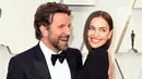 Aktor Bradley Cooper dan Irina Shayk  menghadiri perhelatan Oscar 2019 di Dolby Theatre, Los Angeles, Minggu (24/2). Bradley Cooper tampil stunning dengan setelan formal tuksedo warna hitam, lengkap dengan dasi kupu-kupu. (Jordan Strauss/Invision/AP)