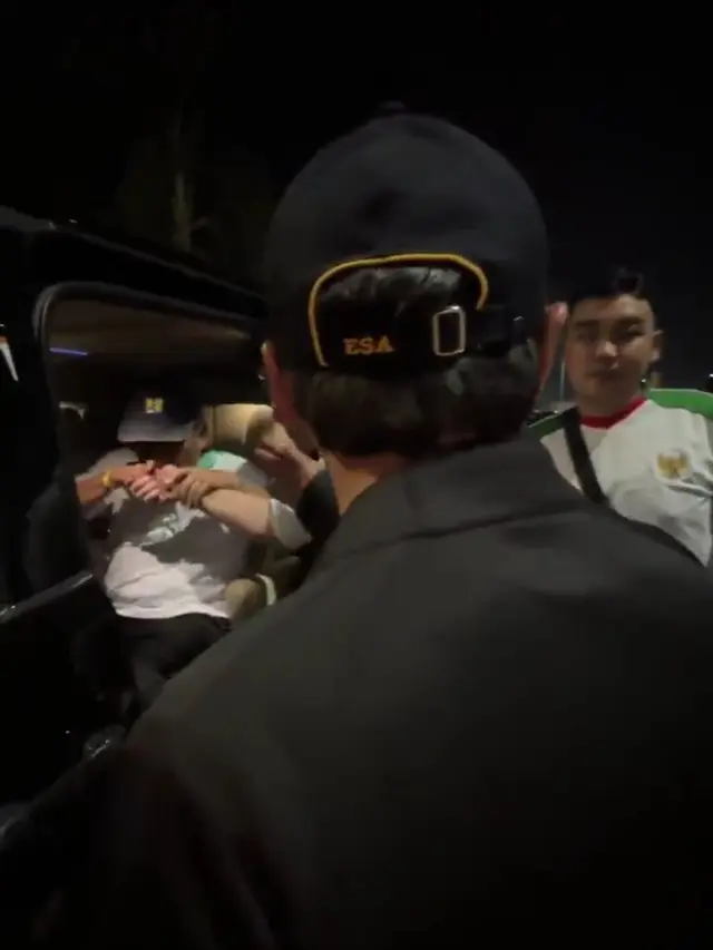 Momen Pak Bas cium tangan chef Arnold. (Foto: Dok. Twitter @ArnoldPoernomo)