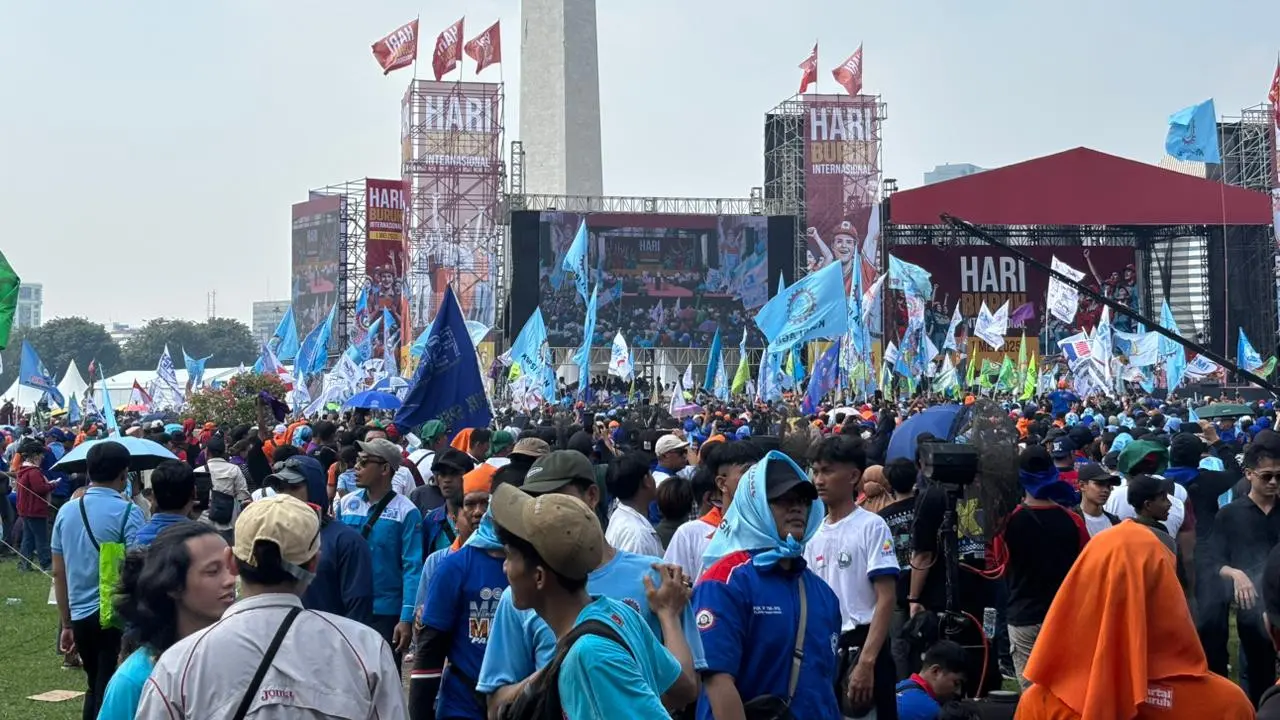 Ratusan ribu buruh dari berbagai daerah memadati kawasan Monumen Nasional (Monas), Jakarta Pusat, Rabu (1/5/2025), dalam rangka memperingati Hari Buruh Internasional (May Day).