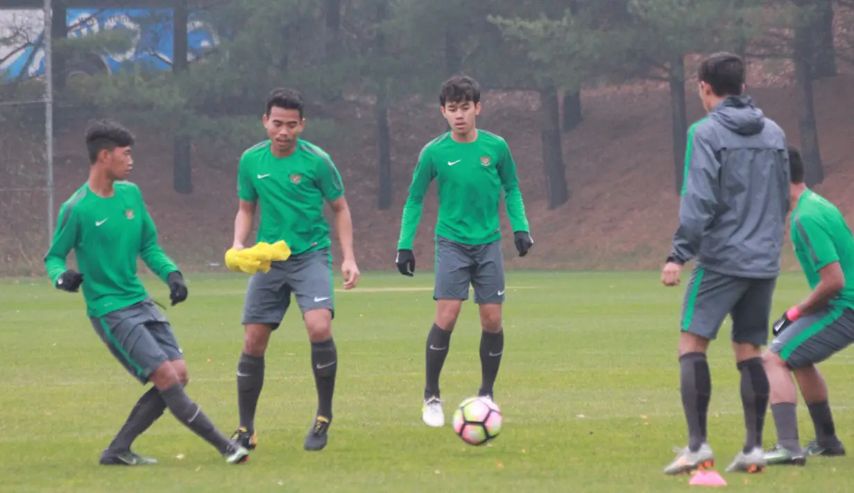 Pemain Timnas Indonesia U-19 melakoni sesi latihan di Paju, Korea Selatan, Jumat (11/3). Latihan ini jelang laga ketiga Grup F kualifikasi Piala Asia U-19 2018 melawan Korea Selatan di Paju Public Stadium, Paju, Sabtu (12/3). (Liputan6.com/Dok PSSI)