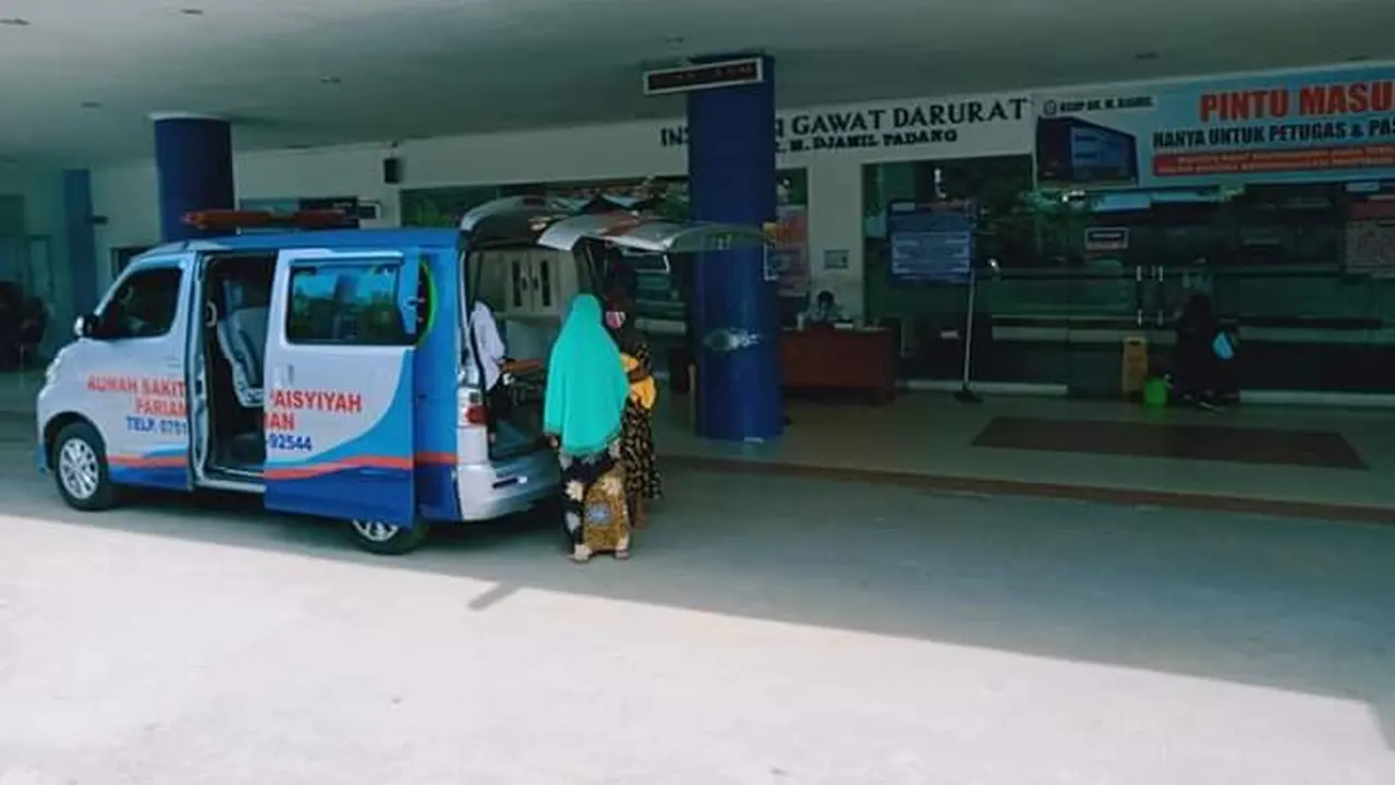 Ambulan RS Aisyiah Pariaman yang membawa bayi Isyana ke RSUP M Djamil Padang.