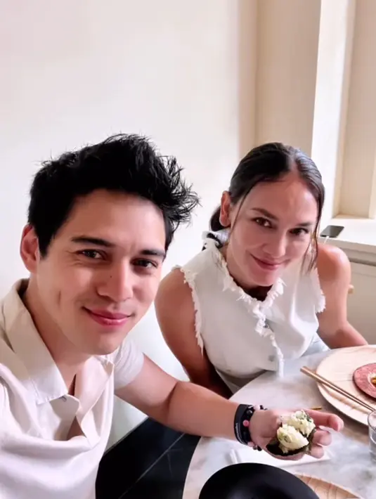Pasangan ini juga berbagi momen-momen romantis mereka selama liburan di luar negeri. Mereka terlihat seperti pasangan pengantin baru yang sedang bulan madu, menikmati keindahan Kyoto dan menikmati makan malam bersama. Aktivitas tersebut menjadi kebahagiaan mereka selama berada di Jepang.(Liputan6.com/IG/lunamaya).