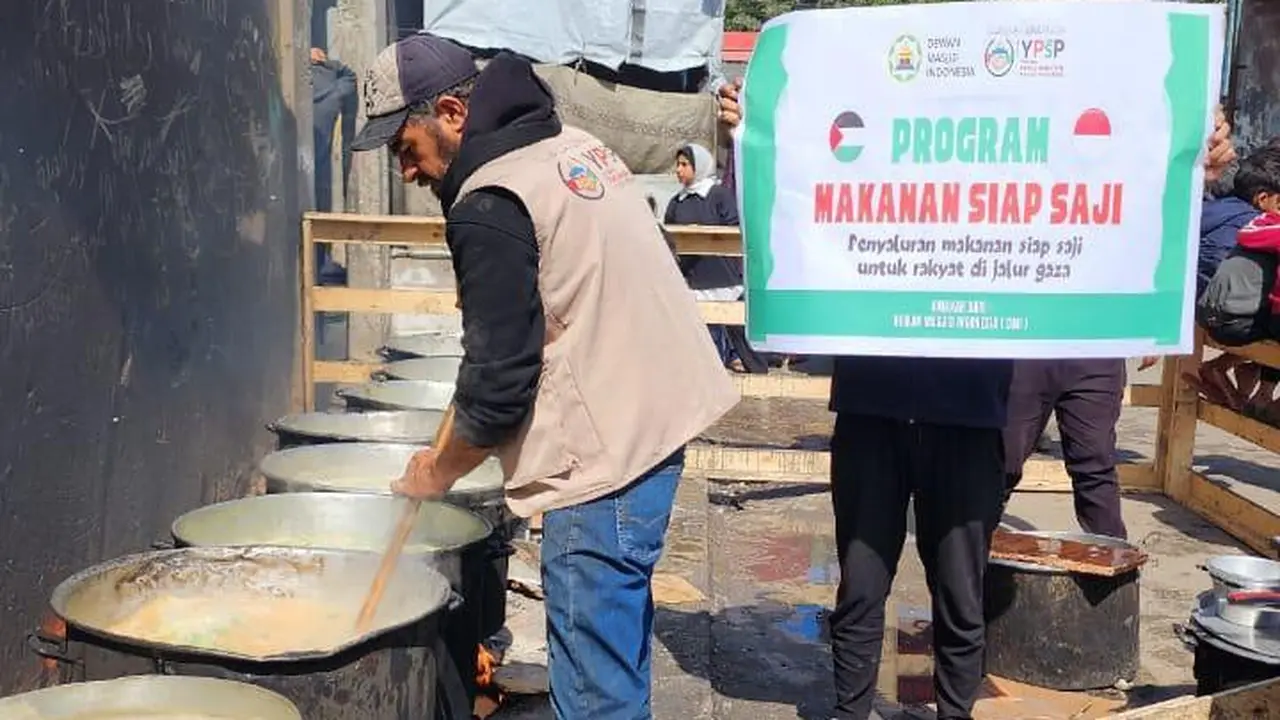 Dewan Masjid Indonesia (DMI) yang bekerjasama dengan sebuah lembaga kemanusiaan di Gaza, dalam 2 pekan ini membagikan makanan siap saji dan air minum kepada pengungsi Gaza (Tim Media PP DMI)