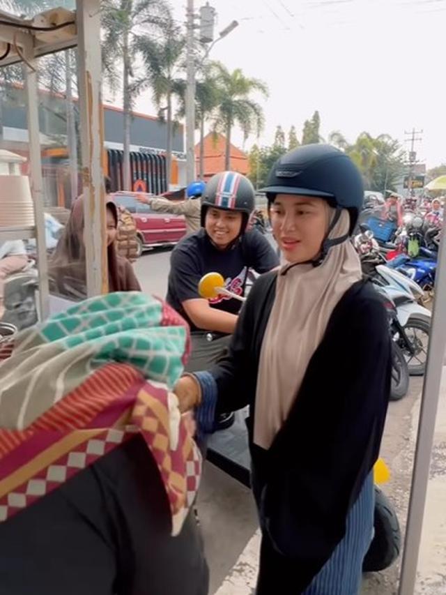 Chacha Frederica ngabuburit bersama suami (Instagram/chafrederica)