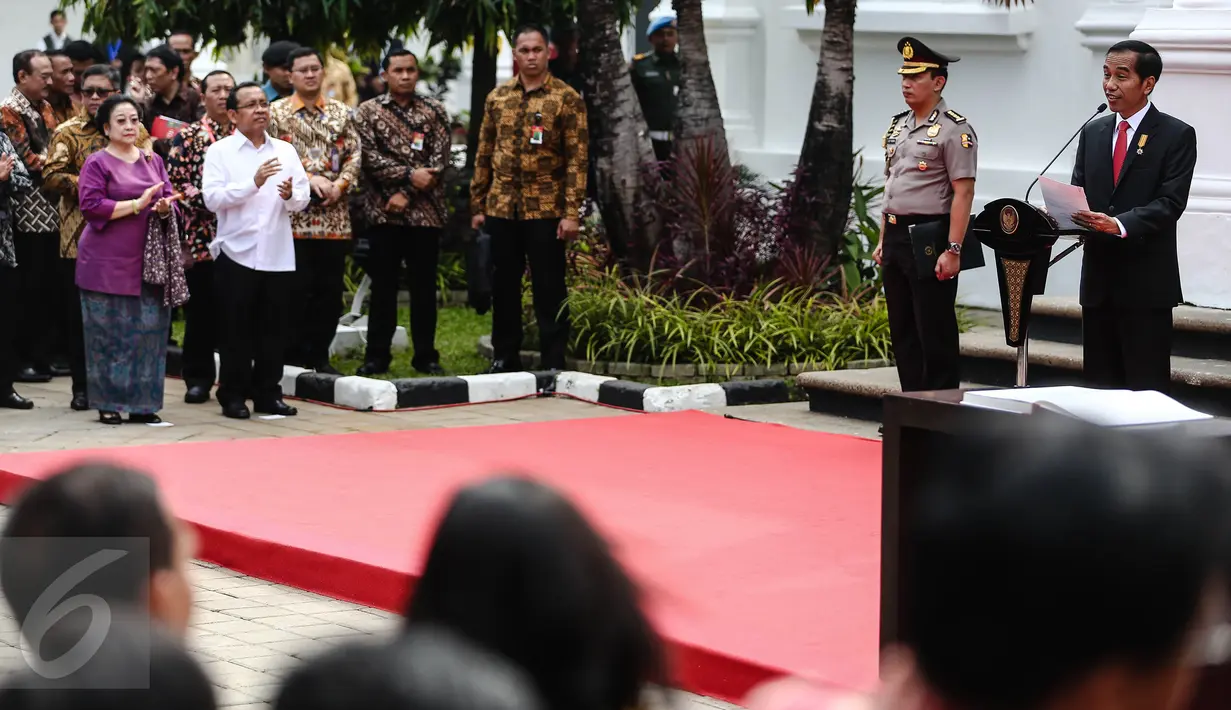 Presiden Jokowi memberi sambutan pada pembukaan pameran seni rupa koleksi Istana Kepresidenan RI di Galeri Nasional, Jakarta, Senin (1/8). Jokowi terlihat didampingi oleh Presiden ke-5 RI Megawati Soekarnoputri. (Liputan6.com/Faizal Fanani)