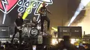 Kelompok musik pop-punk asal Kanada, Simple Plan beraksi di atas panggung Everblast Festival 2023 di Gambir Expo, Kemayoran, Jakarta Pusat, Sabtu (4/3/2023). Sejumlah lagu-lagu hits era 2000-an dibawakan sang vokalis Pierre Bouvier. (Liputan6.com/Herman Zakharia)