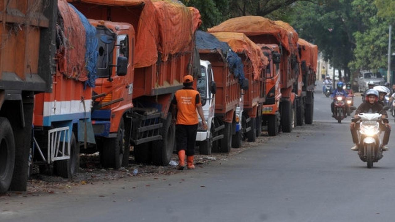 Akses ke Bantargebang diblokir, truk sampah DKI terlantar