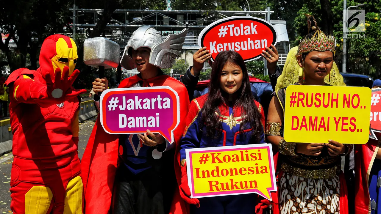 Serukan Perdamaian, Para Superhero Berjalan Datangi Gedung MK