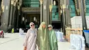 Di sini, keduanya kompak mengenakan outfit syar'i bernuansa hijau yang serasi. Keduanya mengenakan hijab panjang yang menutupi dada. [Foto: Instagram/nissyaa]