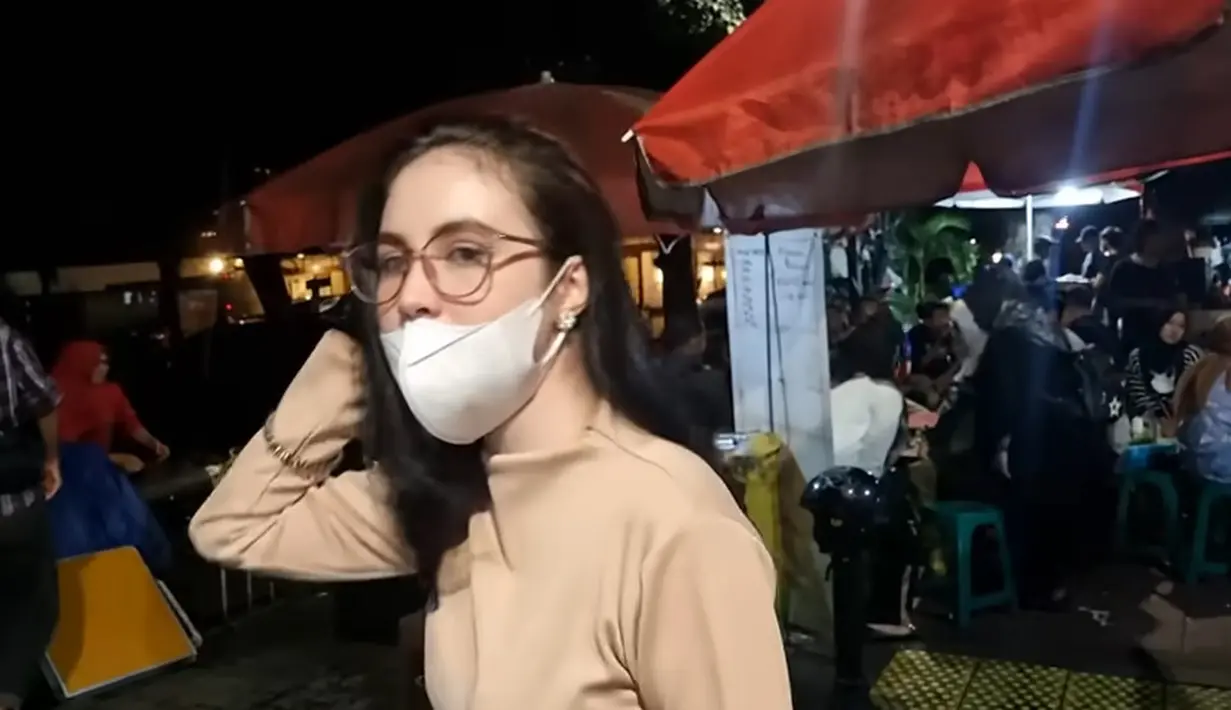 Selesai menyantap sate, gule hingga kredok, lanjut ke tempat jajanan yang ramai di jl. Mahakam, Jakarta Selatan. Turun dari mobil, Arumi langsung senang karena melihat ada tukang cilor gulung. [Youtube/arumibachsin_94]