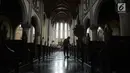 Narapidana membersihkan Gereja Katedral pada "Bakti Merah Putih Narapidana", Jakarta, Rabu (27/3). Membersihkan rumah ibadah menjadi salah satu rangkaian HUT Pemasyarakatan ke-55 yang dilakukan serentak se Indonesia. (merdeka.com/Imam Buhori)