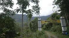Foto yang diambil pada 20 Desember 2015 menunjukkan Gapura selamat datang di Desa Bone-Bone, Enrekang, Sulawesi Selatan. Sejak Tahun 2000, desa ini dinyatakan sebagai desa pertama di dunia yang bebas dari asap rokok. (Cening Unru/AFP)