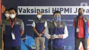 Wakil Gubernur DKI Jakarta Ahmad Riza Patria memberikan sambutan pada vaksinasi HIPMI Jaya di SMP dan SMA Labschool Kebayoran, Jakarta Selatan, Sabtu (03/7/2021). HIPMI bekerja sama dengan pemerintah berakselerasi dalam vaksinasi Covid-19 untuk pemulihan ekonomi nasional. (Liputan6.com/Fery Pradolo)