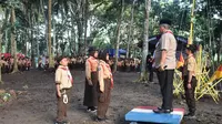 Camat Marangkayu Ambo Dalle saat memimpin upacara pembukaan Jambore Gerakan Pramuka Marangkayu, Kabupaten Kutai Kartanegara. Tercatat ada 520 peserta dari 26 sekolah yang ikut.