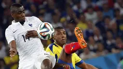 Gelandang Perancis, Blaise Matuidi (kiri), berebut bola dengan pemain Ekuador, Oswaldo Minda, saat berlaga di penyisihan Piala Dunia 2014 Grup E di Stadion Maracana, Rio de Janeiro, (26/6/2014). (REUTERS/Sergio Moraes)