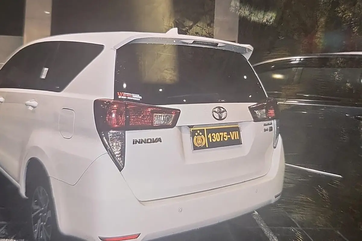 Mobil berplat nomor polisi diduga palsu yang digunakan tersangka Yoga Pratama saat melakukan penipuan (Istimewa)