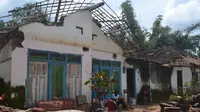 Rumah warga di Desa Langlang, Kabupaten Malang, rusak berat setelah diterjang puting beliung (Zainul Arifin/Liputan6.com)