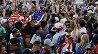 Keramaian fans tim tuan rumah Piala Dunia 2026, Amerika Serikat pada laga kontra PParaguay. (MARIO TAMA / GETTY IMAGES NORTH AMERICA / Getty Images via AFP)