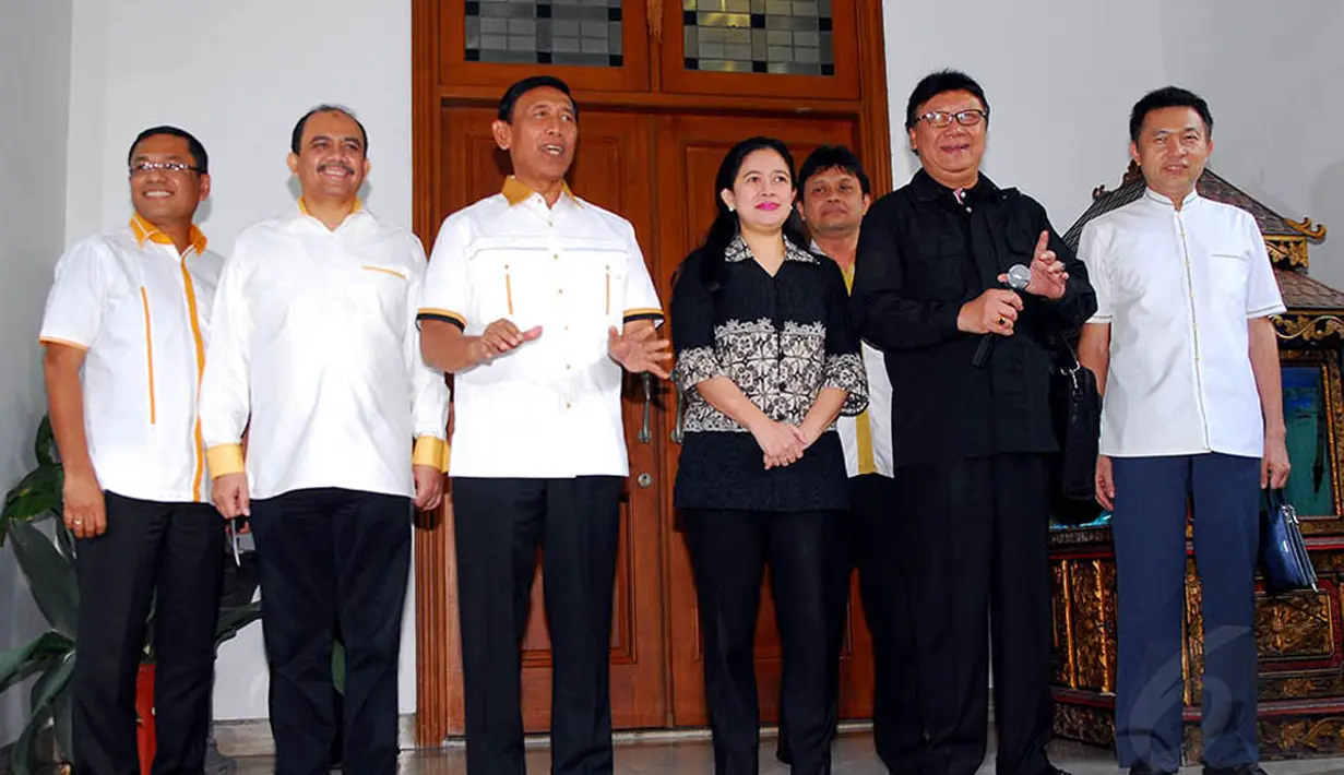 Wiranto tiba di kediaman Megawati sekitar pukul 10.55 WIB.  Dan didampingi sejumlah politikus Partai Hanura Jakarta, Sabtu (17/5/2014). (Liputan6.com/Miftahul Hayat)