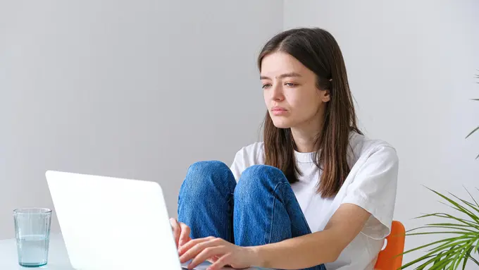 Kerap Sakit Leher Usai Kerja Depan Laptop atau Komputer Seharian? Perbaiki Posisi Dudukmu!