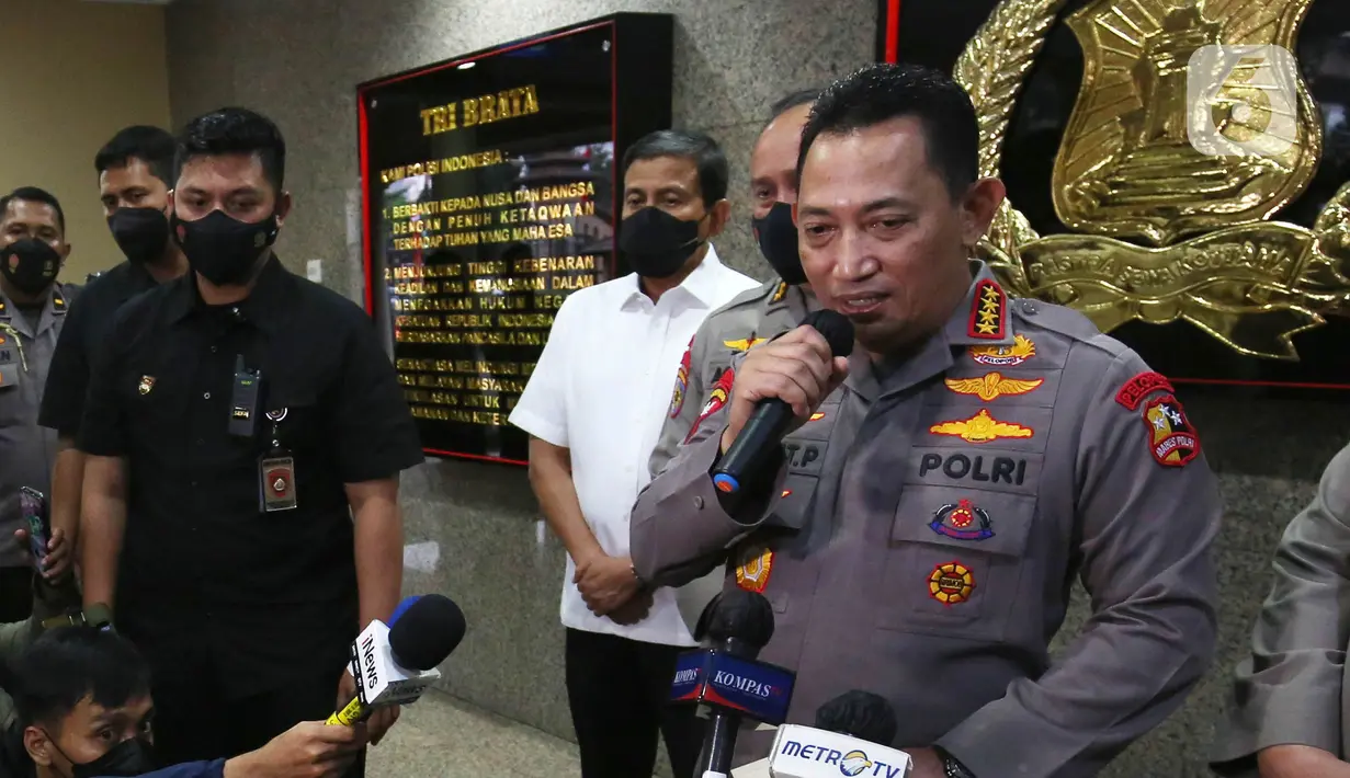 Kapolri Jenderal Listyo Sigit Prabowo saat memberikan keterangan pers di hadapan wartawan di Mabes Polri, Jakarta, (12/7/2022). Kapolri buka suara terkait insiden baku tembak sesama polisi di rumah Kadiv Propam Polri Irjen Ferdy Sambo. Sigit menjamin pengusutan kasus polisi tembak polisi akan dilakukan secara objektif, transparan dan akuntabel.Liputan6.com/Angga Yuniar