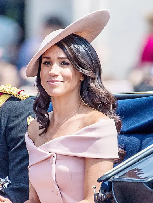 Lagi, off-the-shoulder dress membuat penampilan Meghan Markle semakin manis. (REX/SHUTTERSTOCK/HollywoodLife)