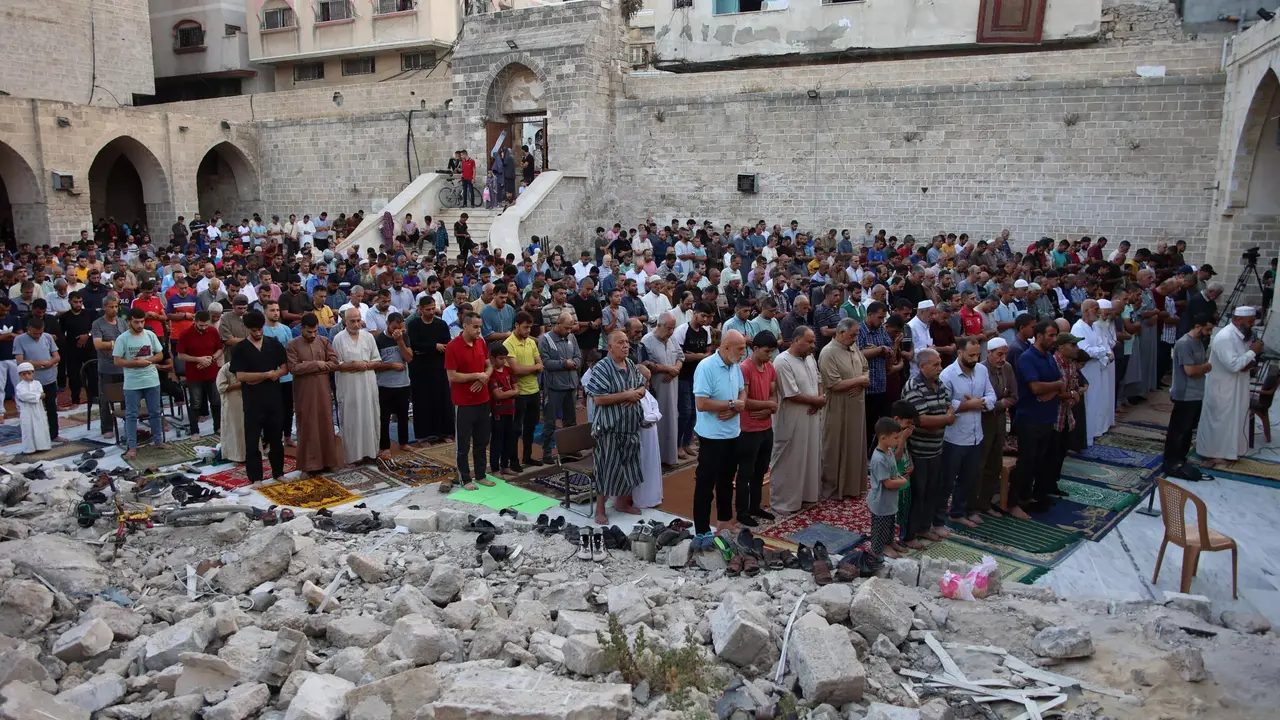 Warga Palestina melaksanakan salat Idul Adha di halaman Masjid Omari yang bersejarah di Kota Gaza, yang rusak akibat pemboman Israel. (Omar Al-Qattaa/AFP)